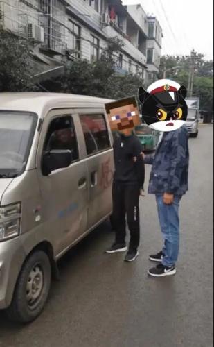 女子被打后遭推进面包车?警方回应