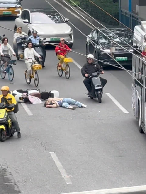女子单手骑车摔倒 为啥7米外汽车担责