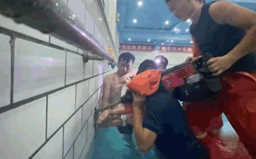 女童被吸入排水口多人拽不动 如何救援