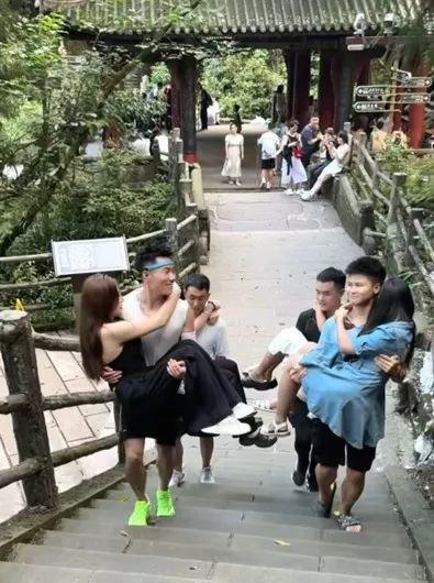 揭秘峨眉山陪爬团队:九成游客为女性