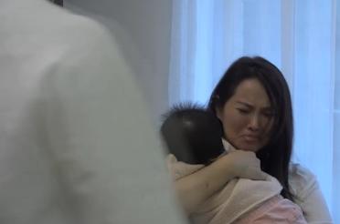 男子找回2岁女儿狠扇自己耳光